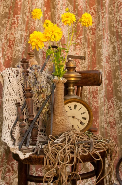 Natura morta con orologio antico e fiori gialli — Foto Stock