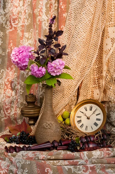 Stilleben med antik klocka och rosa hortensia — Stockfoto