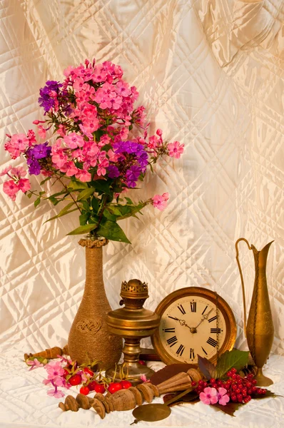 Phlox and clock still life — Stock Photo, Image