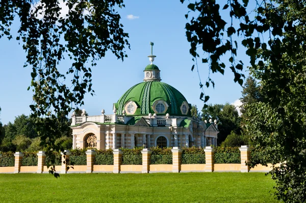 Kuskovo, moscow, Rusya Federasyonu. Köşk grotto ağaçlardan. — Stok fotoğraf