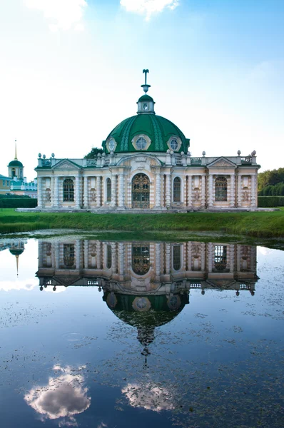 Kuskovo, Moscow, Russia. Pavilion Grotto and reflection on the pond. — Stock Photo, Image