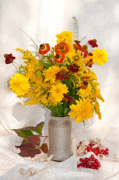 Yellow flowers still life bouquet with berries — Stock Photo, Image