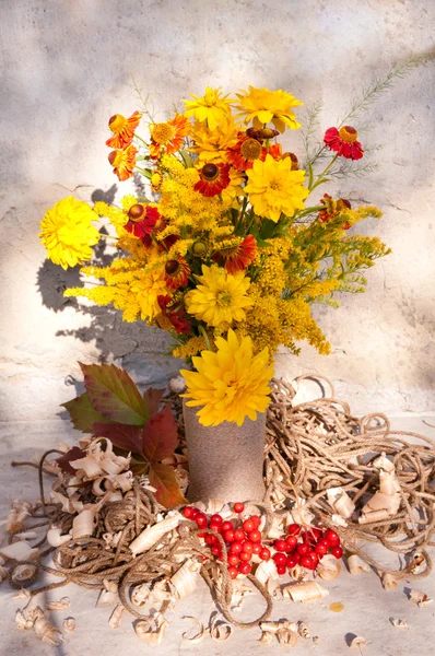 Gula blommor stilleben bukett med bär, rep och sågspån — Stockfoto