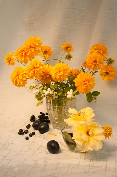 Martwa natura z żółtymi kwiatami — Zdjęcie stockowe