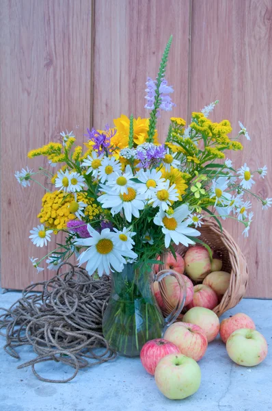 Chamomiles och gula och blå vilda blommor bukett med äpplen — Stockfoto