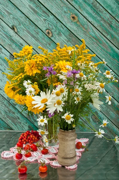 Två vilda blommor buketter på bordet fortfarande liv — Stockfoto