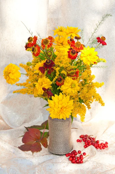 Gele en oranje bloemen boeket Stilleven met bessen en bladeren — Stockfoto