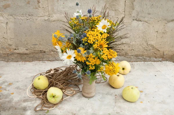 Still life with wild flowers bouquet and white transparent apples — Stock Photo, Image