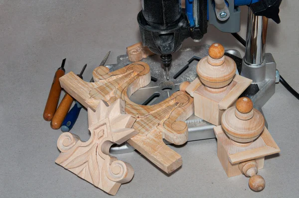 Elementos de madeira esculpidos no processo de trabalho e ferramentas — Fotografia de Stock