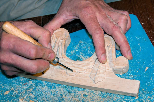 Les mains de l'homme faisant détail ornemental en bois — Photo