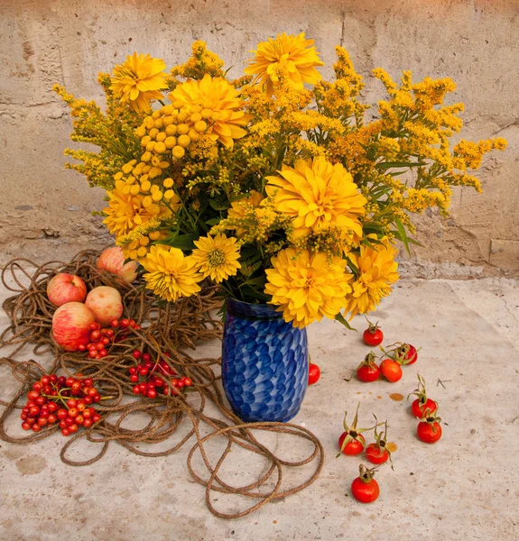 Gelber Blumenstrauß in der blauen Vase Stillleben — Stockfoto