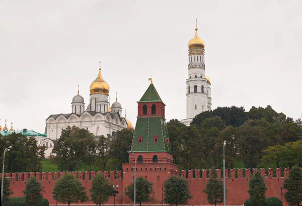 Moscow Kremlin wall, tower and cathedrals — Stock Photo, Image