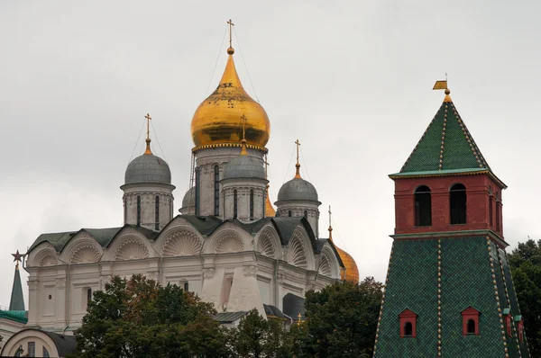 Московский Кремль: башня стены и собор Архангела — стоковое фото