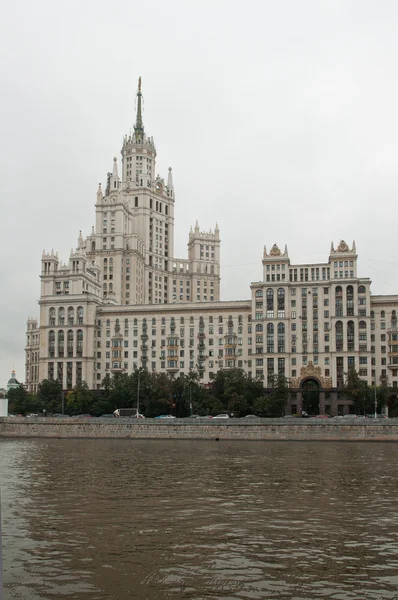 Arranha-céus de Moscou em estilo estalinista Kotelnicheskaya Embankment Apartments — Fotografia de Stock