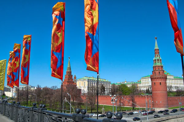 Moskiewski Kreml w święto narodowe z flagami na ulicy — Zdjęcie stockowe
