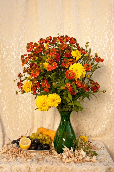 Tallriken med frukt och bukett blommor stillebentalíř s ovocem a kytice květiny zátiší — Stockfoto