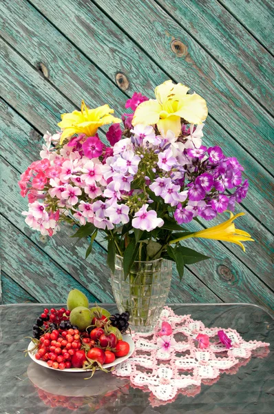 Still life phlox bouquet with rose hips berries and crochet tablecloth — Stock Photo, Image