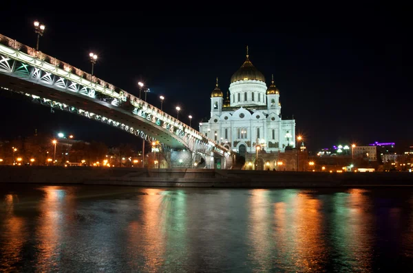 Mesih İsa Katedrali ve Köprüsü'nde gece, moscow, Rusya Federasyonu — Stok fotoğraf