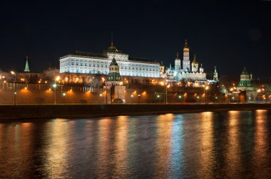 Moskova kremlin ve nehir gece