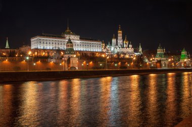 Moskova kremlin ve nehir gece
