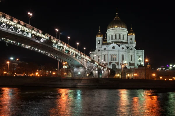 Mesih İsa Katedrali ve Köprüsü'nde gece, moscow, Rusya Federasyonu — Stok fotoğraf