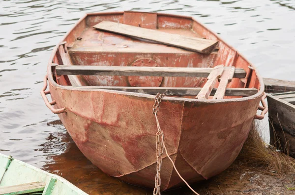 Одна лодка на воде возле берега — стоковое фото