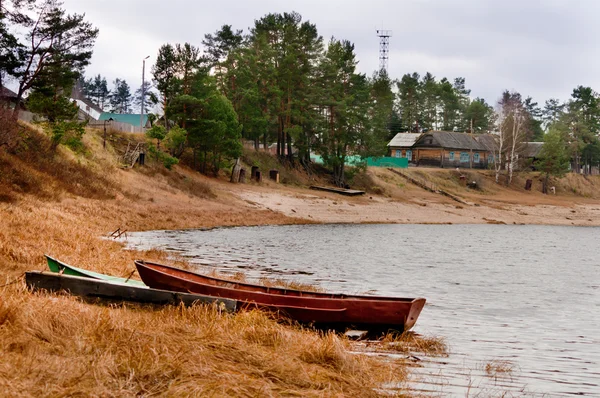 Paisaje de los barcos en el río cerca del pueblo en el bosque —  Fotos de Stock