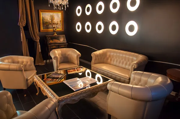 Intérieur marron avec fauteuils et table — Photo