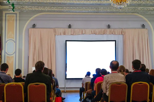Люди, сидящие на бизнес-конференции, и белый дисплей с пространством для вашего текста — стоковое фото