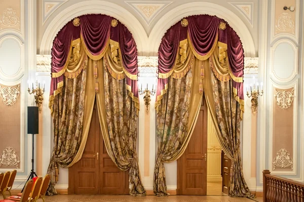 2 つの豪華な装飾アンティーク カーテンが付いているドア — ストック写真