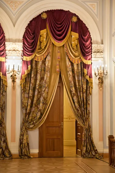 Porta decorada de luxo com cortinas antigas e iluminação candelabras — Fotografia de Stock