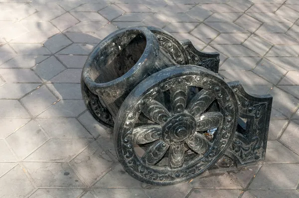 bir rostov on don sokak üzerinde silah şeklinde çöp kutusu