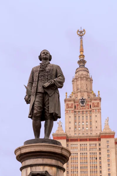 Estátua de Mikhail Lomonosov e edifício da Universidade Estatal de Moscou — Fotografia de Stock