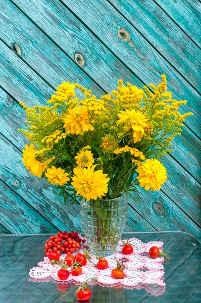 Ramo de flores silvestres amarillas con bayas rojas bodegón —  Fotos de Stock