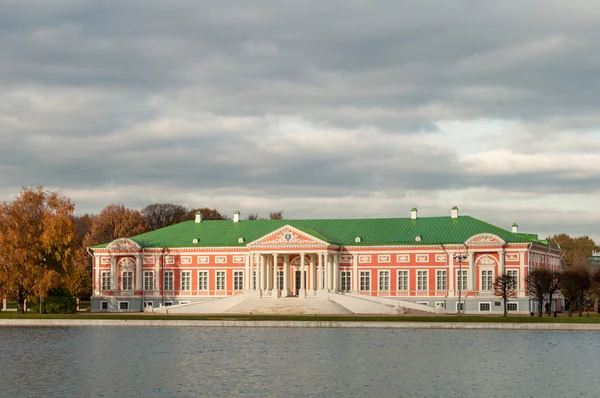 Kuskovo, Moscow Russia. Estate building near the lake. — Stock Photo, Image