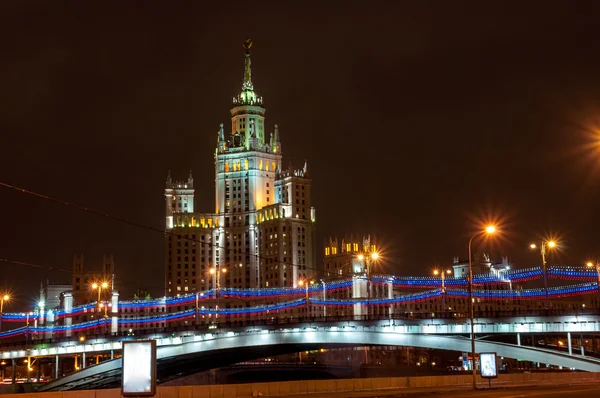 Moskva systrar. ? ityscape på Kotelnicheskaya banvallen på natten. — Stockfoto