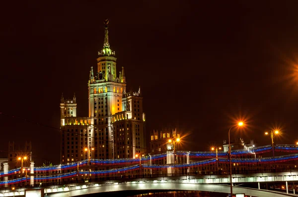 Moscow sisters. Сityscape on the Kotelnicheskaya embankment at night. — Stock Photo, Image