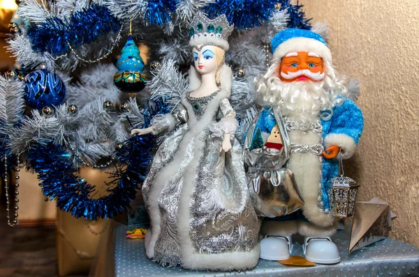おもちゃサンタ クロースと女王白と青の色の新年装飾 — ストック写真
