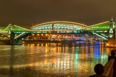 Moskova'da Bogdan khmelnitsky köprü gece. Moskova Nehri güzel yaya köprüsü.