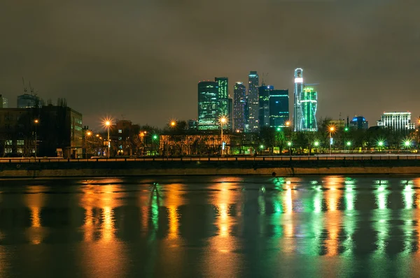 Moscú International Business Center-Moscú paisaje urbano de los rascacielos de la ciudad por la noche — Foto de Stock