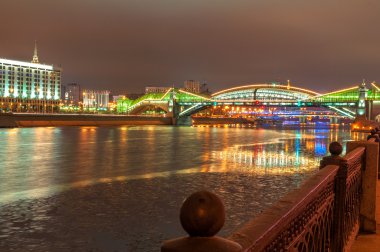 Moskova'da Bogdan khmelnitsky köprü gece. Moskova Nehri güzel yaya köprüsü.