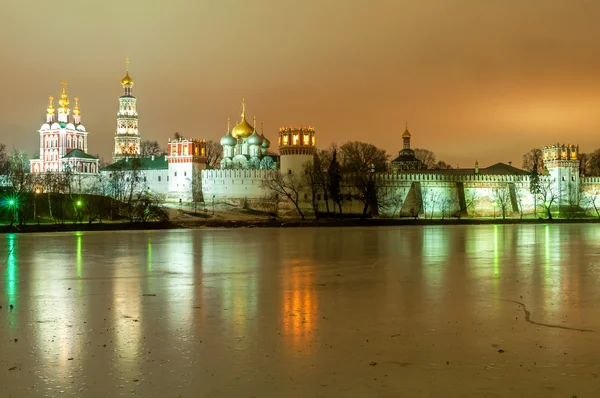 Kış geceleri Novodevichy Manastırı — Stok fotoğraf