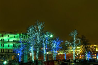 Moskova'da sokakta Işıklı ağaçlar