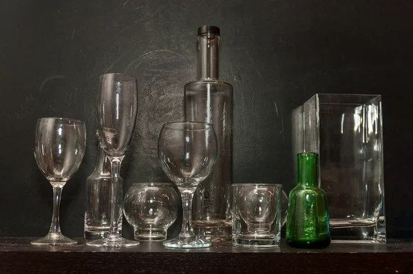 Natürmort gözlük, şişe ve karanlık bir arka plan üzerine vazo — Stok fotoğraf