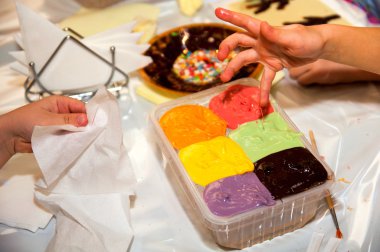 parmak tarafından sıvı renkleri çizim