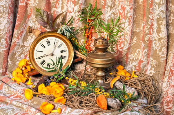 Natura morta con orologio, vecchia lampada ad olio, olivello spinoso e funghi — Foto Stock
