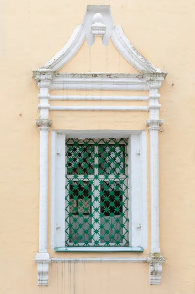 Vecchia finestra della chiesa con barre di metallo — Foto Stock