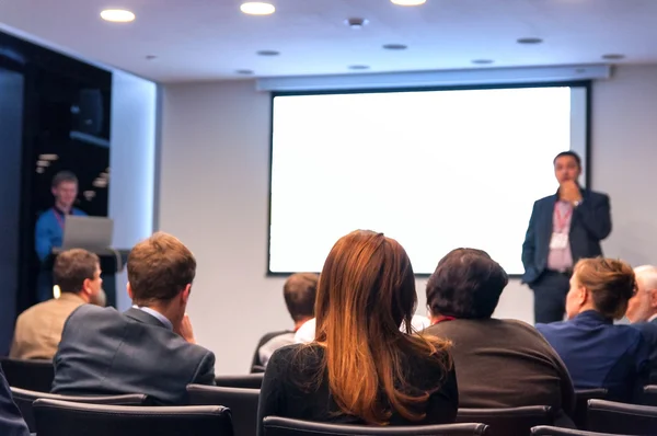 Les gens assis à la conférence d'affaires — Photo