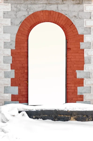 Bianco antico arco porta in un vecchio grande muro di mattoni di pietra — Foto Stock