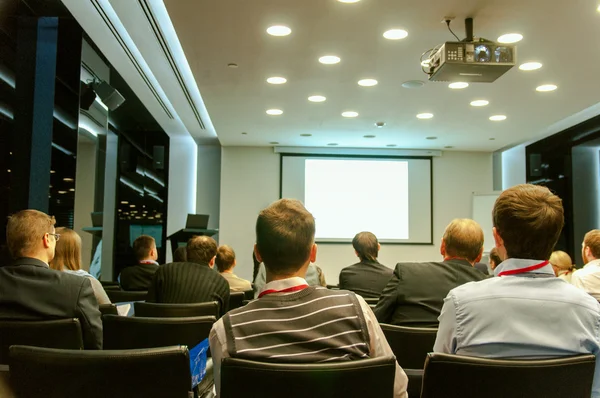 Les gens assis à l'arrière à la conférence d'affaires — Photo